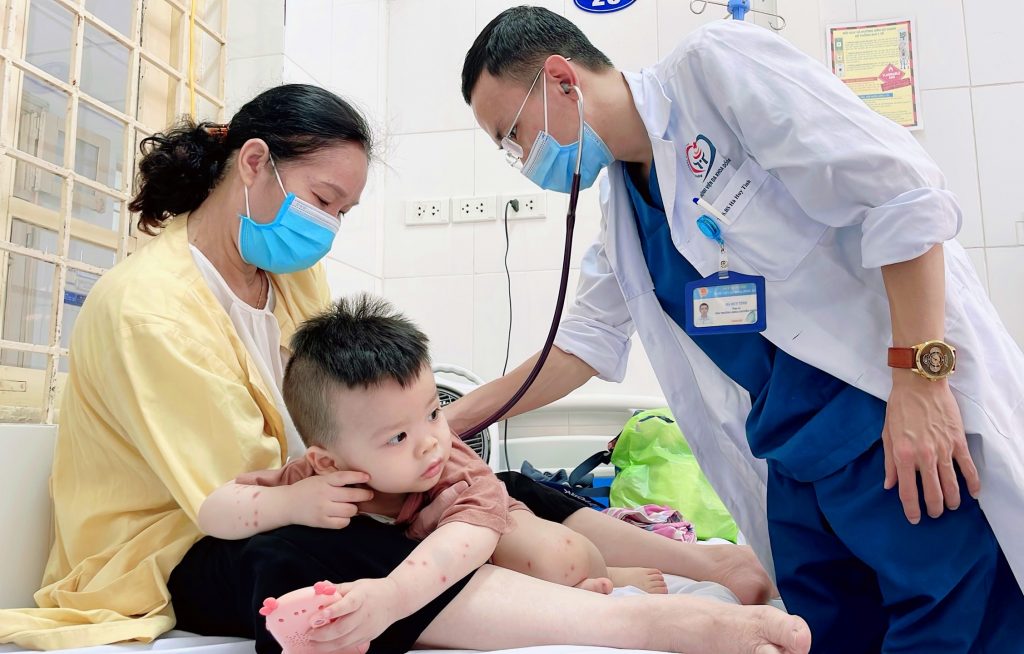 ThS.BS. Hà Huy Tình - Phó trưởng khoa Truyền nhiễm, Bệnh viện đa khoa Đống Đa thăm khám sức khỏe cho bệnh nhân mắc bệnh tay chân miệng.