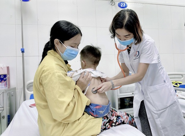 ThS. BS Đặng Khánh Ly – Trưởng khoa Nhi (BVĐK Đống Đa) thăm khám cho một trường hợp đang điều trị cúm tại bệnh viện.